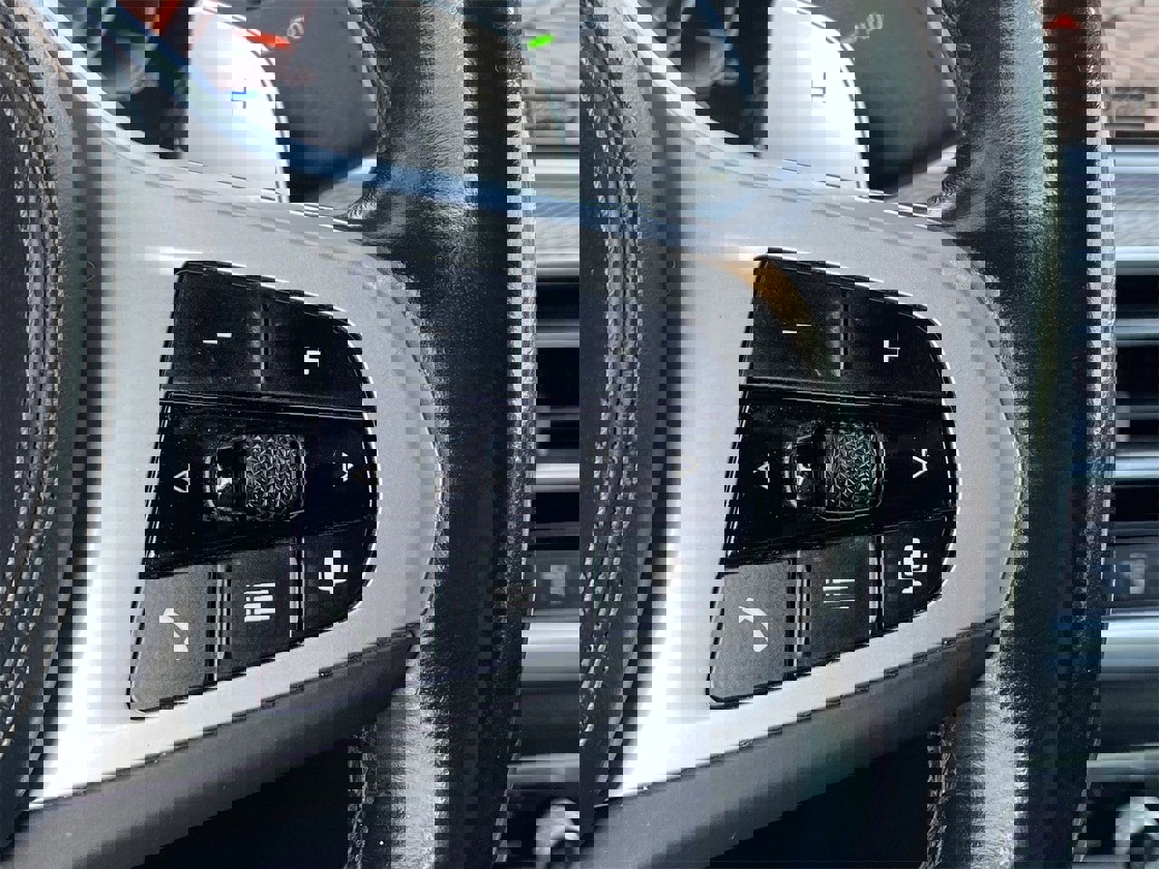 Used 2023 BMW X6 xDrive40i w/ M Sport Package image 32