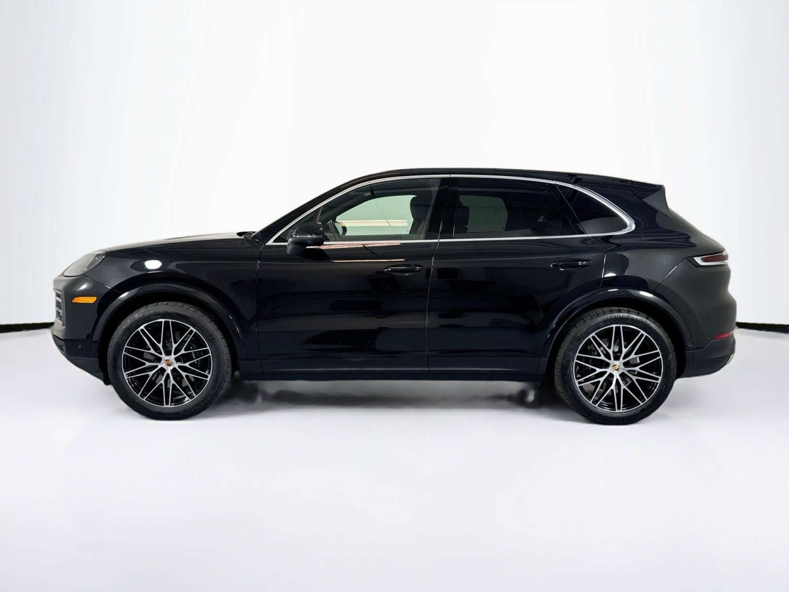 Used 2025 Porsche Cayenne w/ Premium Package AWD/4WD image 2