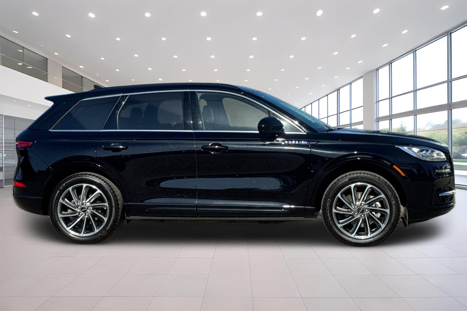 Used 2025 Lincoln Corsair Grand Touring AWD/4WD image 3