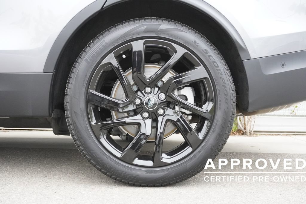 Used 2025 Land Rover Discovery S image 35