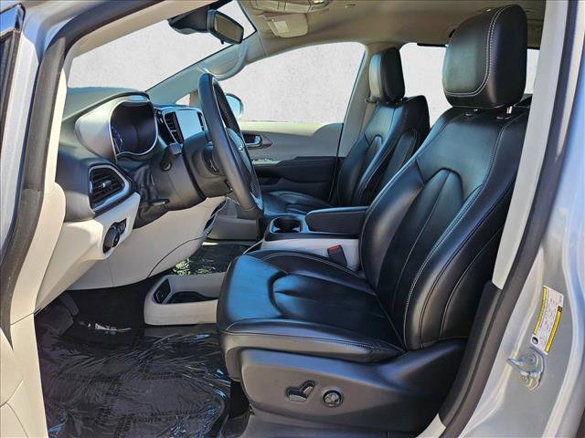 Used 2023 Chrysler Pacifica Touring-L image 21