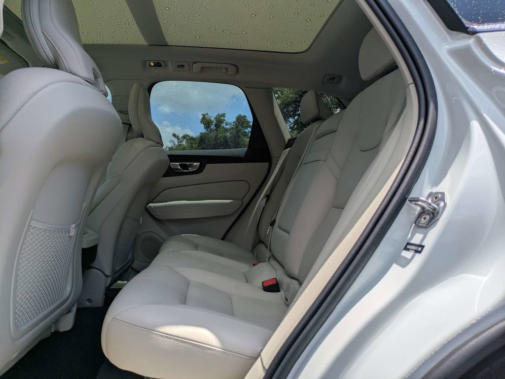 Used 2020 Volvo XC60 T5 Momentum FWD image 16