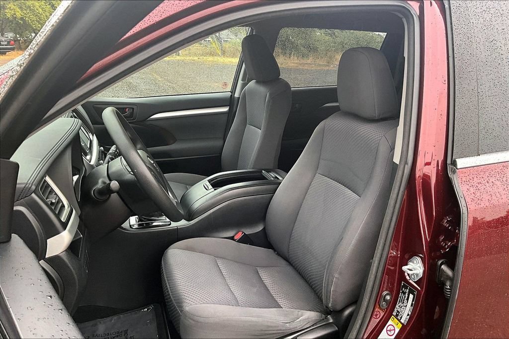 Used 2014 Toyota Highlander LE FWD image 9
