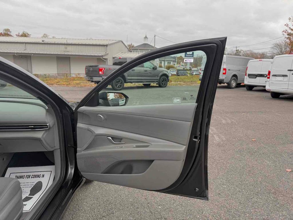 Used 2021 Hyundai Elantra SE image 14