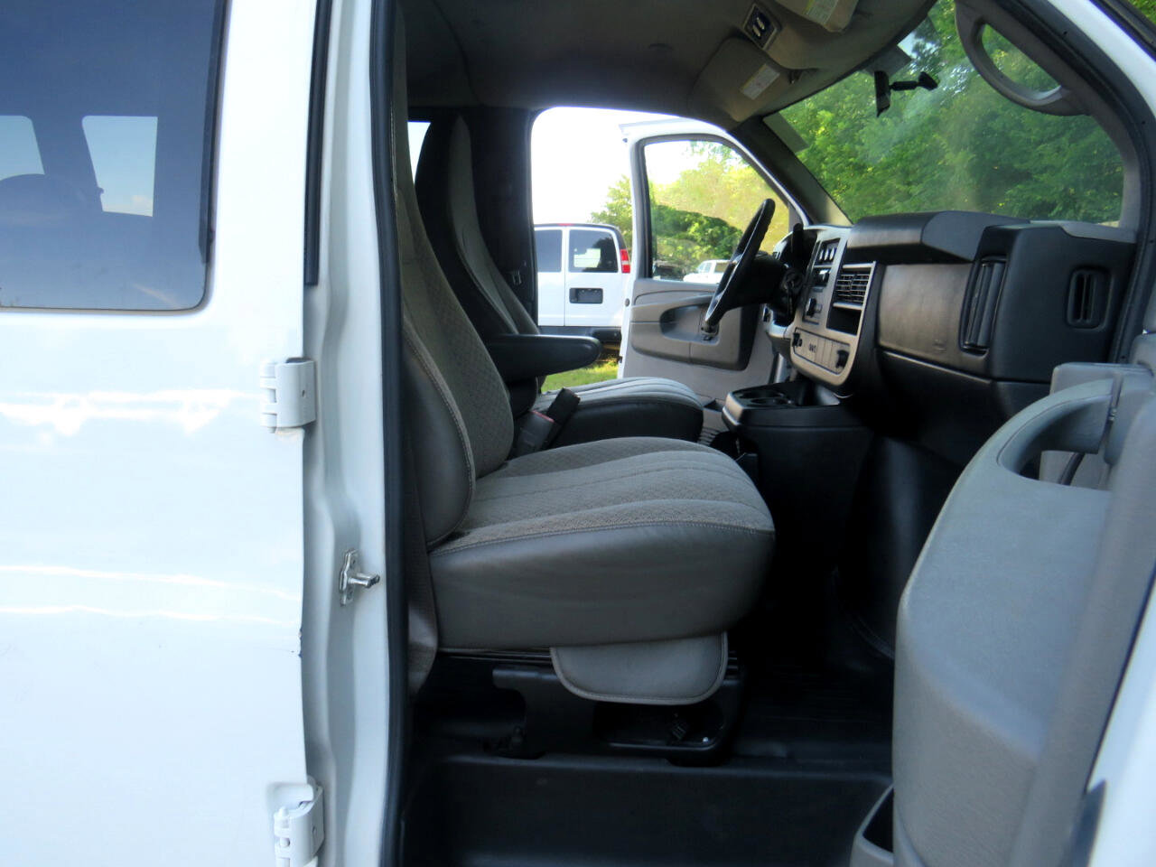 Used 2011 Chevrolet Express 3500 LS image 16
