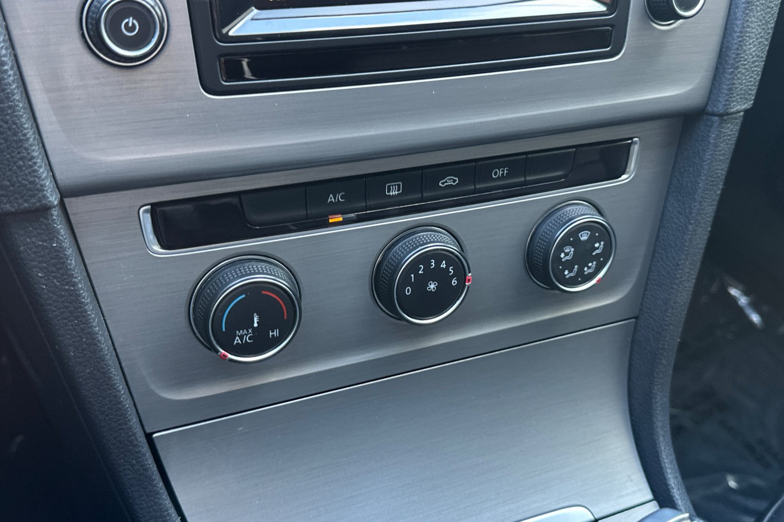 Used 2015 Volkswagen Golf TDI S FWD image 27