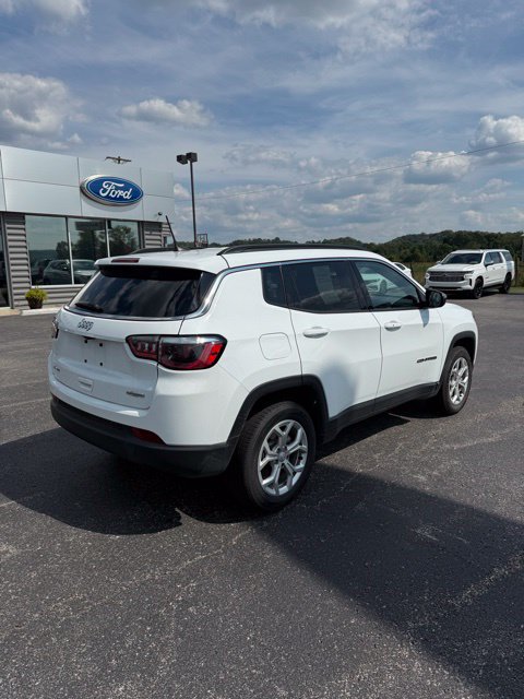 Used 2024 Jeep Compass Latitude AWD/4WD image 32