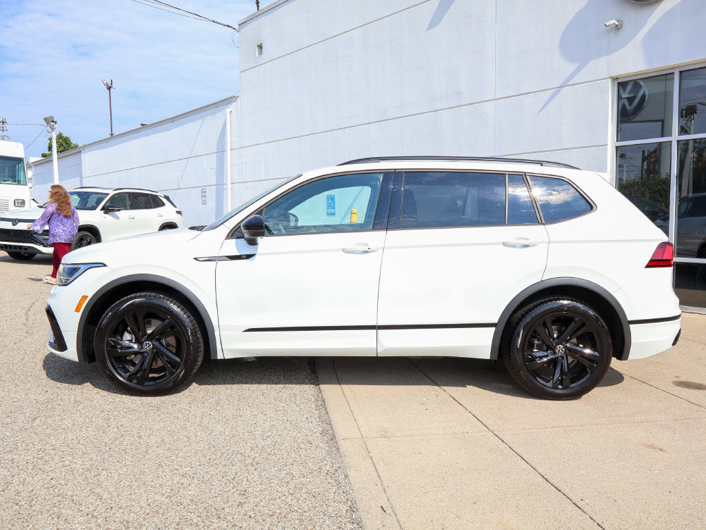 Certified 2024 Volkswagen Tiguan SE R-Line AWD/4WD image 2