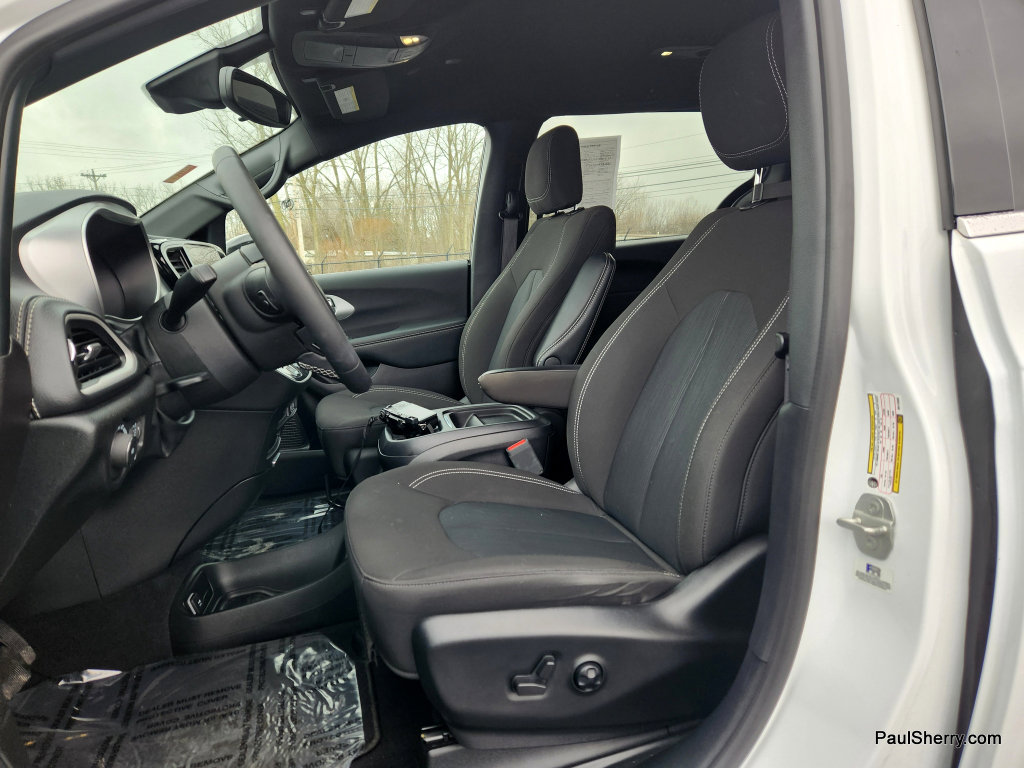 Used 2024 Chrysler Pacifica Touring image 37