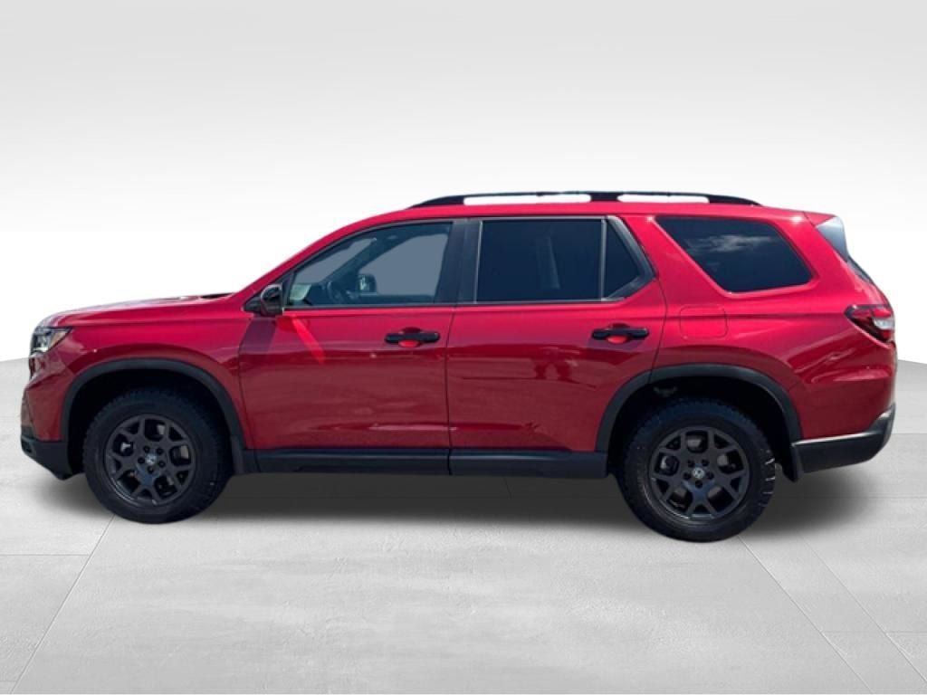 Used 2025 Honda Pilot TrailSport image 2
