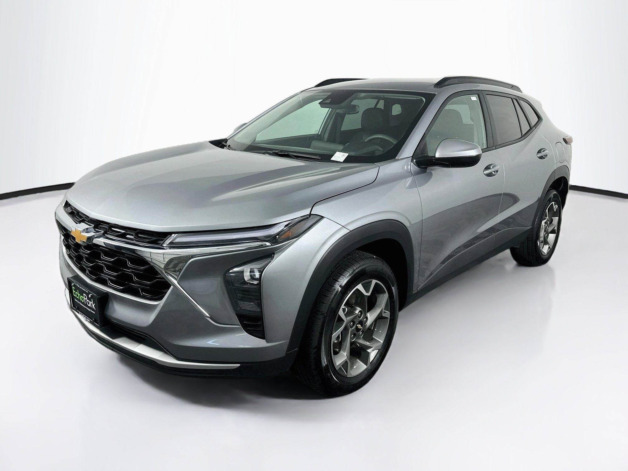 Used 2025 Chevrolet Trax LT FWD image 3