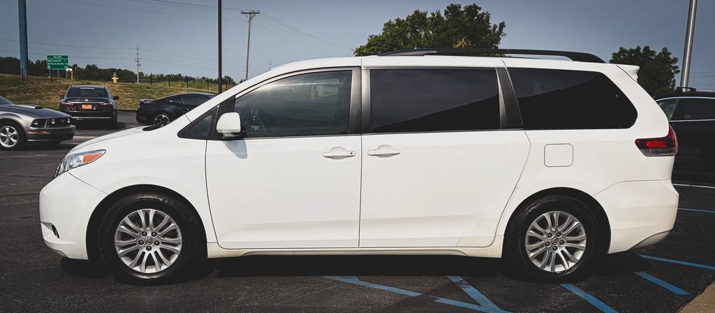 Used 2014 Toyota Sienna XLE FWD image 22
