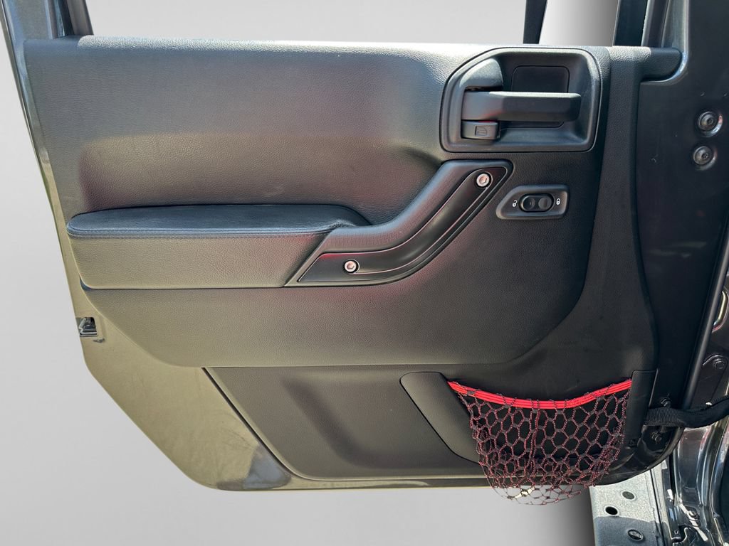 Used 2018 Jeep Wrangler Unlimited Rubicon w/ Connectivity Group AWD/4WD image 14