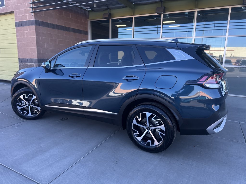 Used 2025 Kia Sportage EX image 4