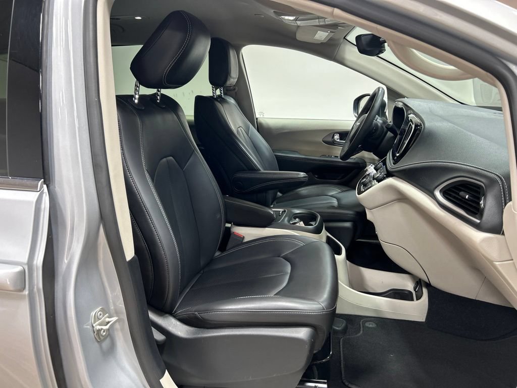 Certified 2023 Chrysler Pacifica Touring-L FWD image 44