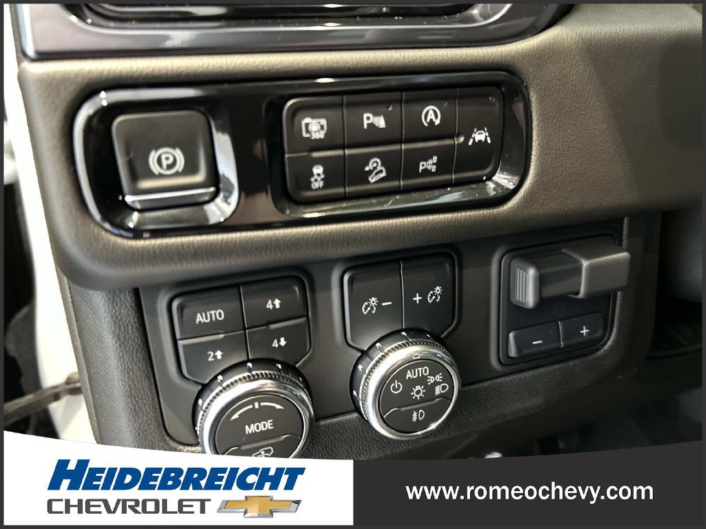 Used 2025 GMC Yukon AT4 w/ AT4 Premium Plus Package AWD/4WD image 32