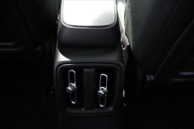 Used 2021 Volvo XC40 T5 R-Design image 23
