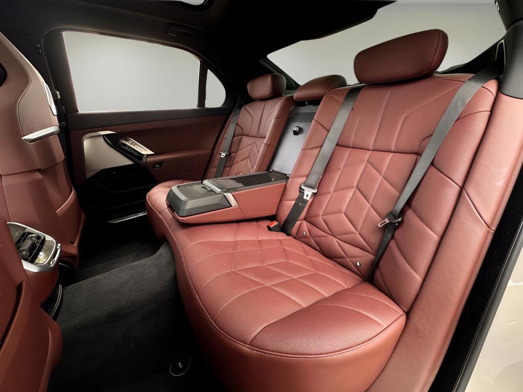 Used 2024 BMW 740i w/ Premium Package image 19