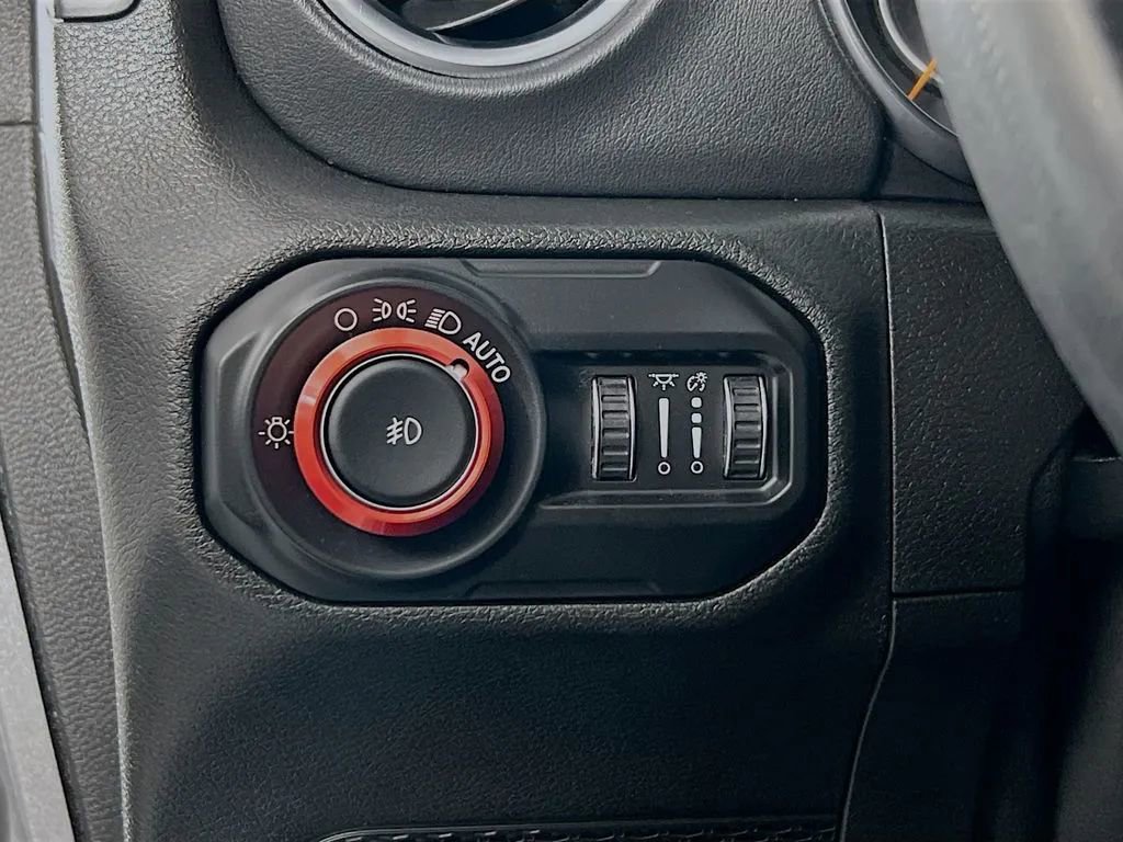 Used 2019 Jeep Wrangler Unlimited Sahara w/ Cold Weather Group AWD/4WD image 11