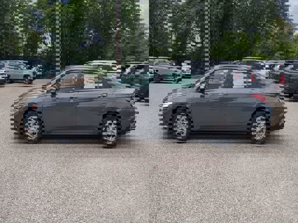 New 2025 Hyundai Elantra SE image 3