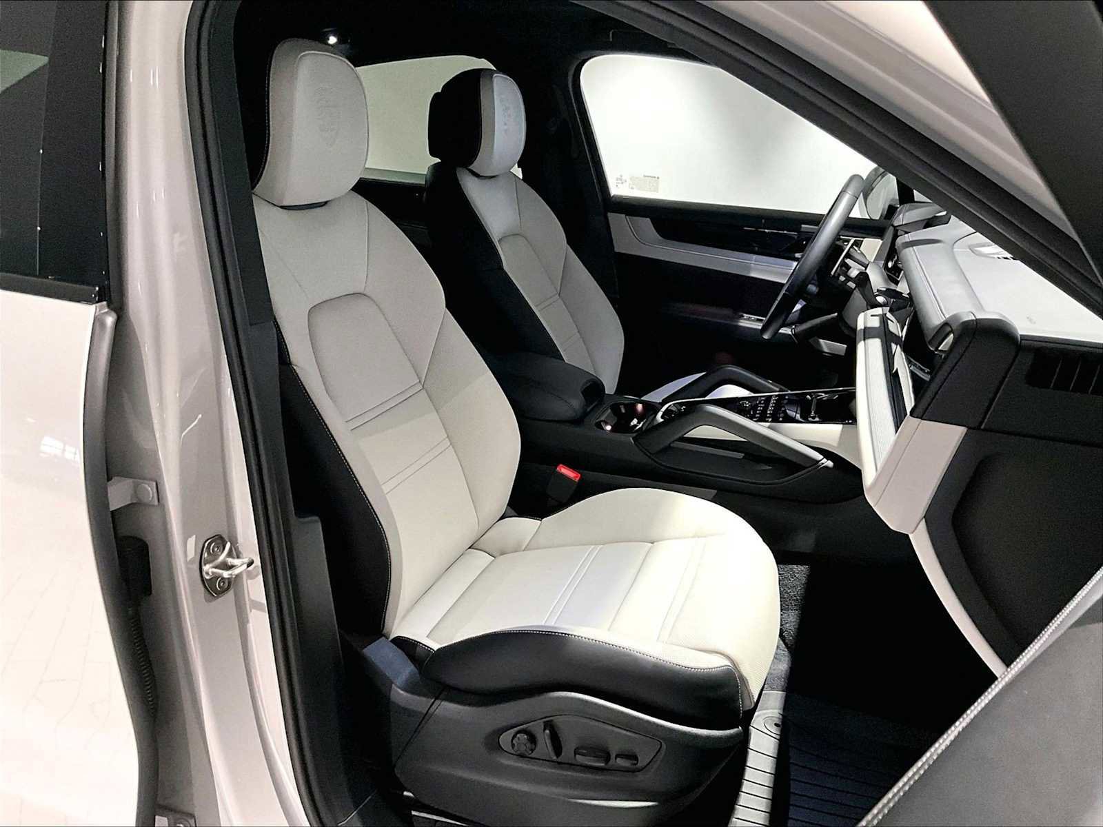 Used 2025 Porsche Cayenne Coupe image 22