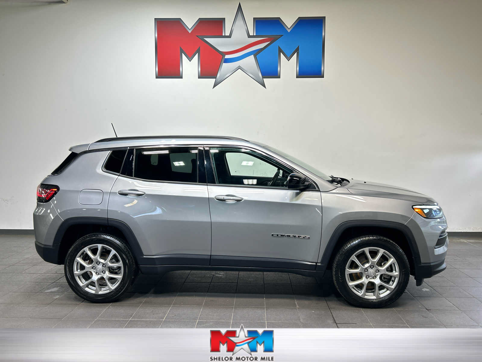 Used 2023 Jeep Compass Latitude w/ Sun and Sound Group AWD/4WD image 1