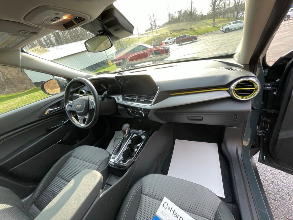 Certified 2025 Chevrolet Trax LT w/ LT Convenience Package image 10