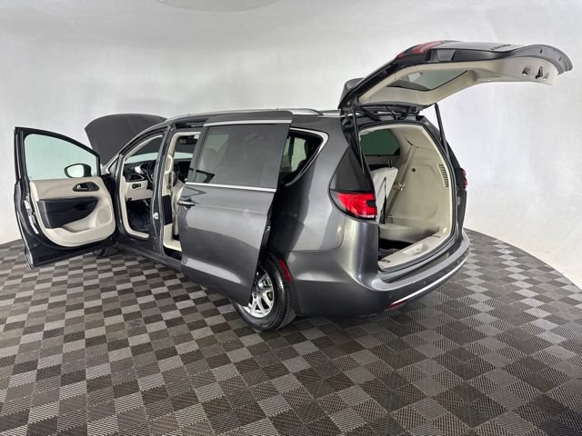 Used 2021 Chrysler Pacifica Touring-L FWD image 18