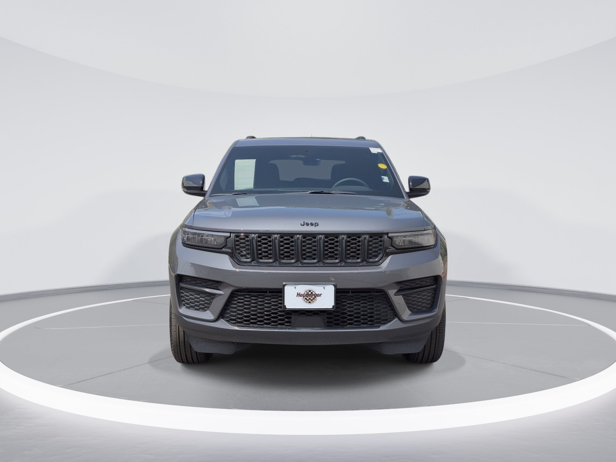 Used 2025 Jeep Grand Cherokee Altitude AWD/4WD image 2