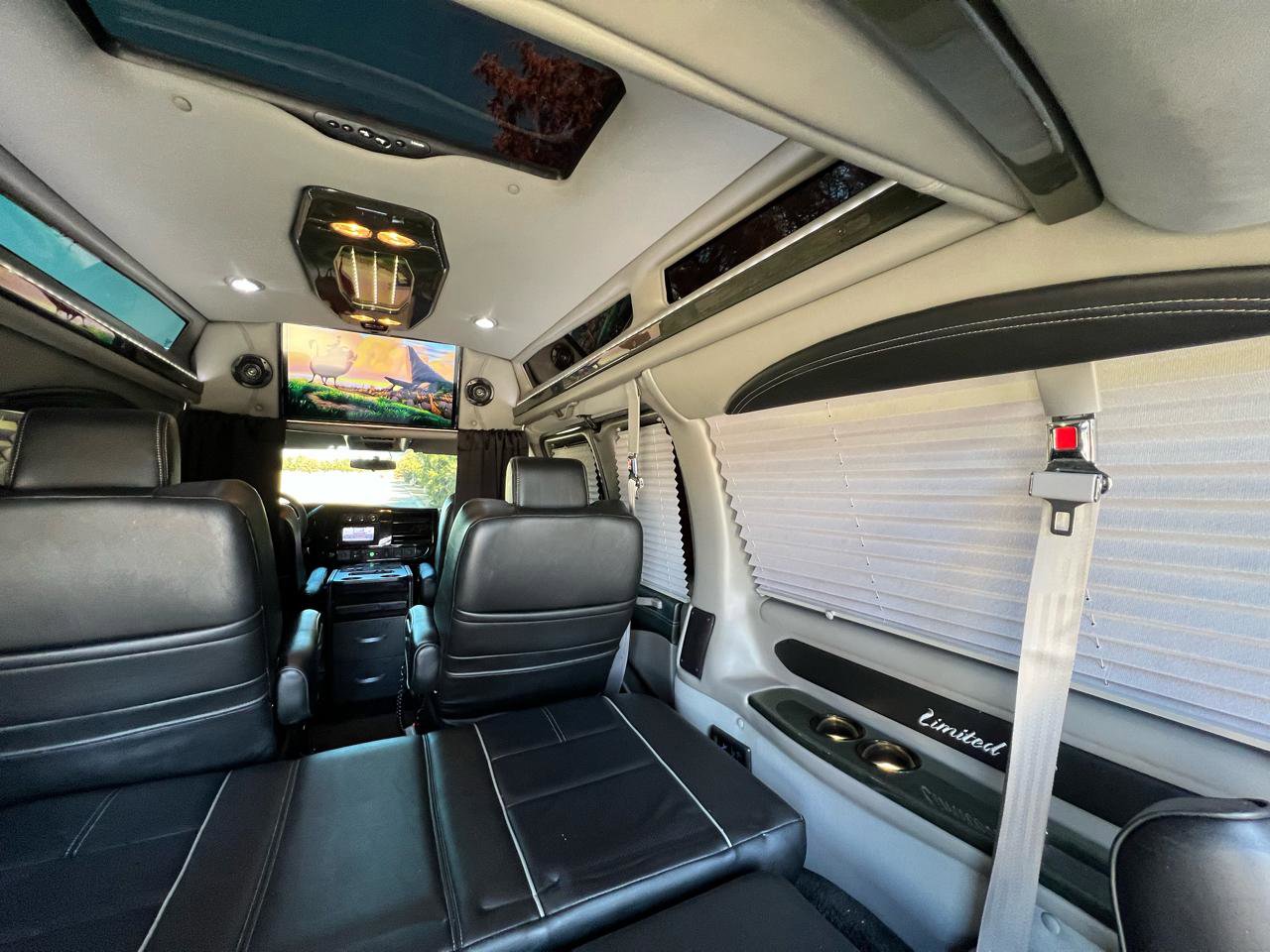 Used 2017 Chevrolet Express 2500 image 34