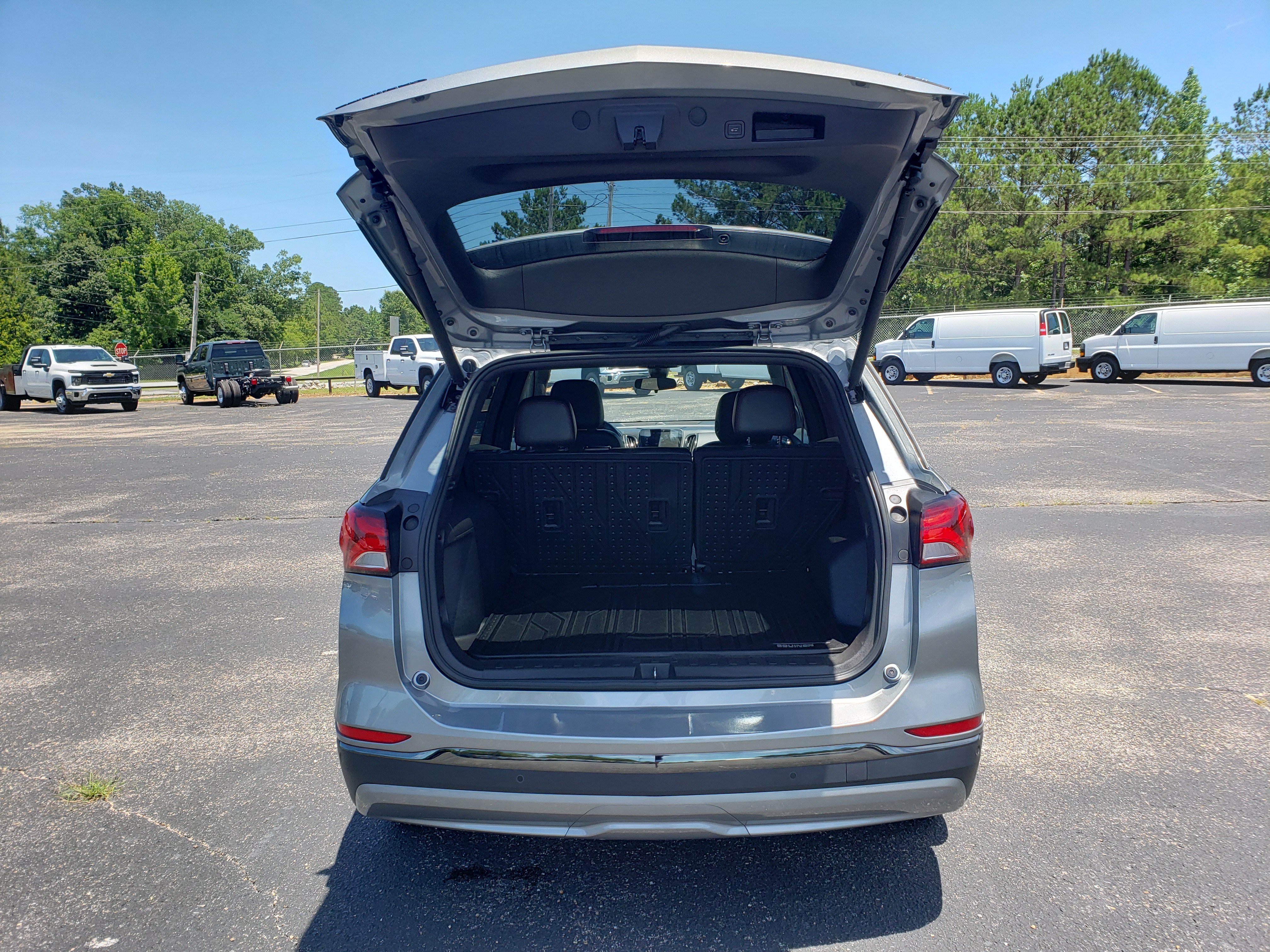 Used 2023 Chevrolet Equinox RS w/ RS Leather Package FWD image 9