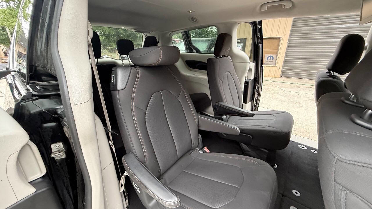 Used 2017 Chrysler Pacifica Touring FWD image 58