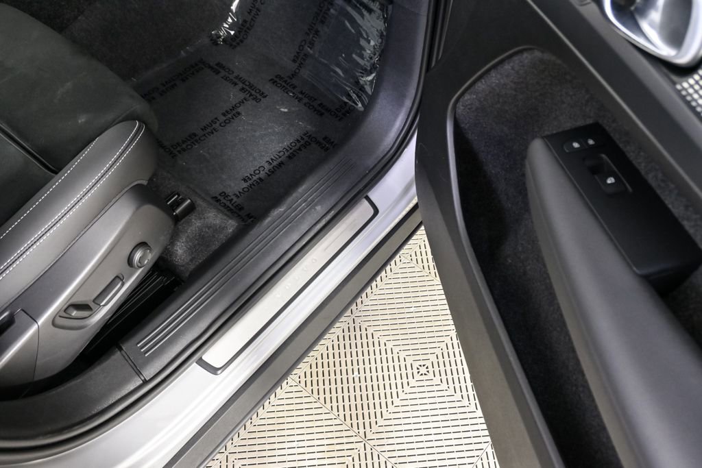 Certified 2025 Volvo XC40 B5 Plus image 26