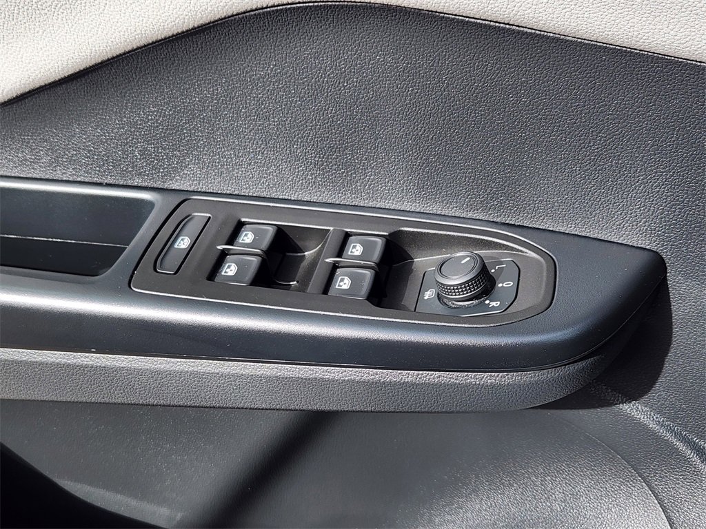 Used 2024 Volkswagen Taos SE image 4