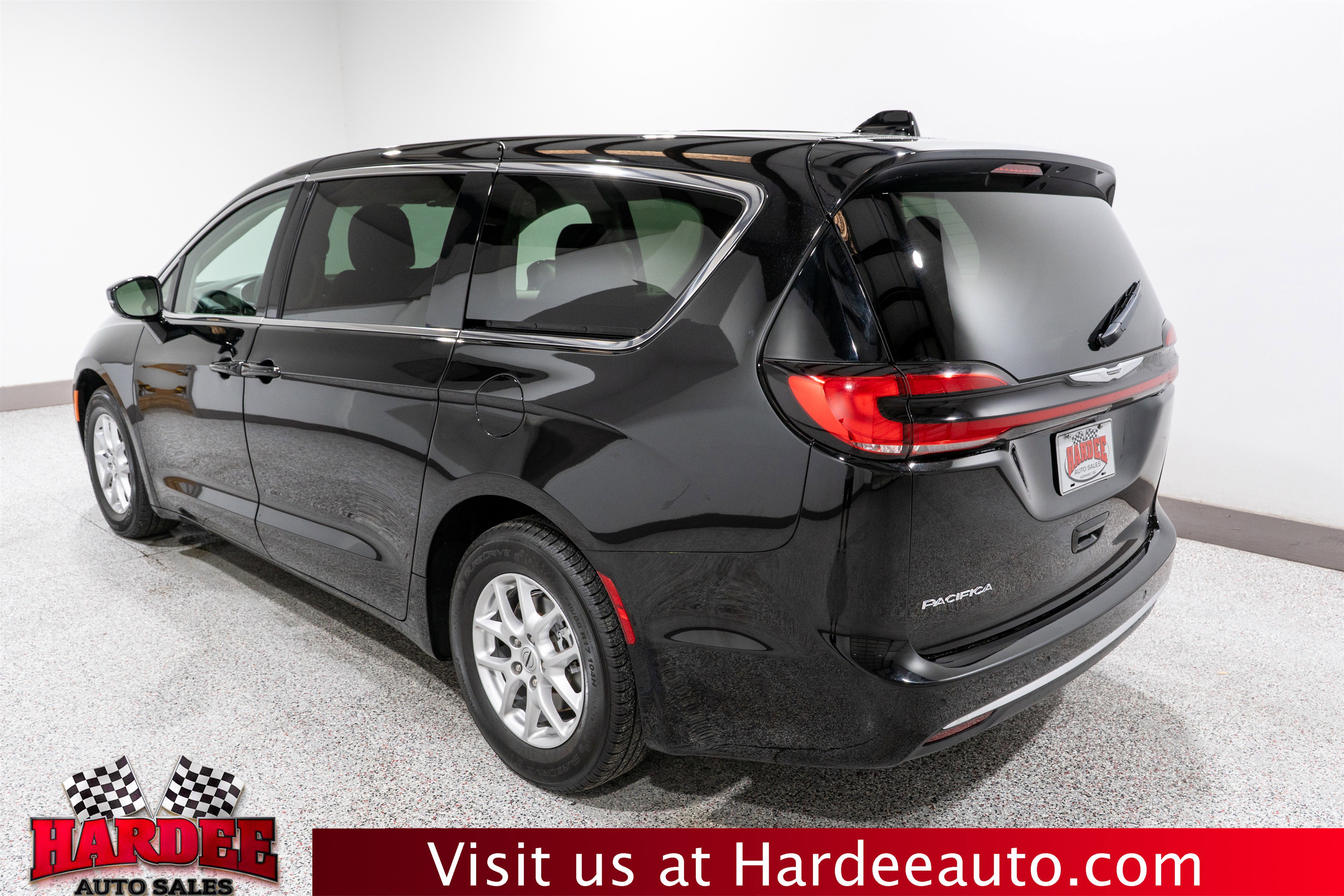 Used 2024 Chrysler Pacifica Touring-L image 3