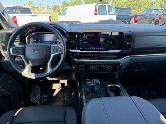 Used 2025 Chevrolet Silverado 1500 LT Trail Boss w/ LT Trail Boss Premium Package AWD/4WD image 17