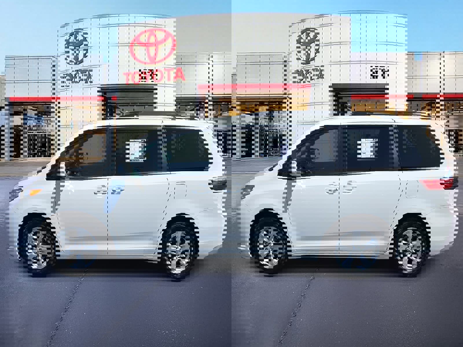 Used 2017 Toyota Sienna LE image 8