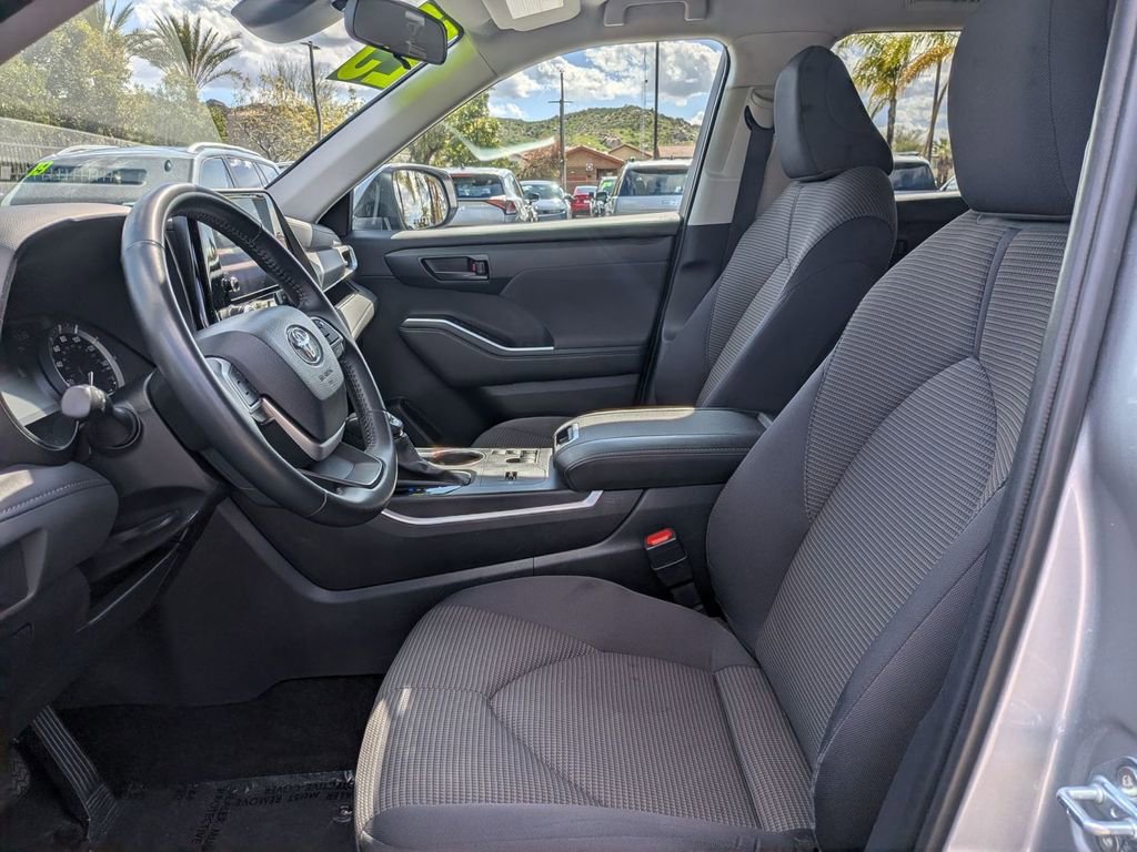 Used 2025 Toyota Highlander LE image 16