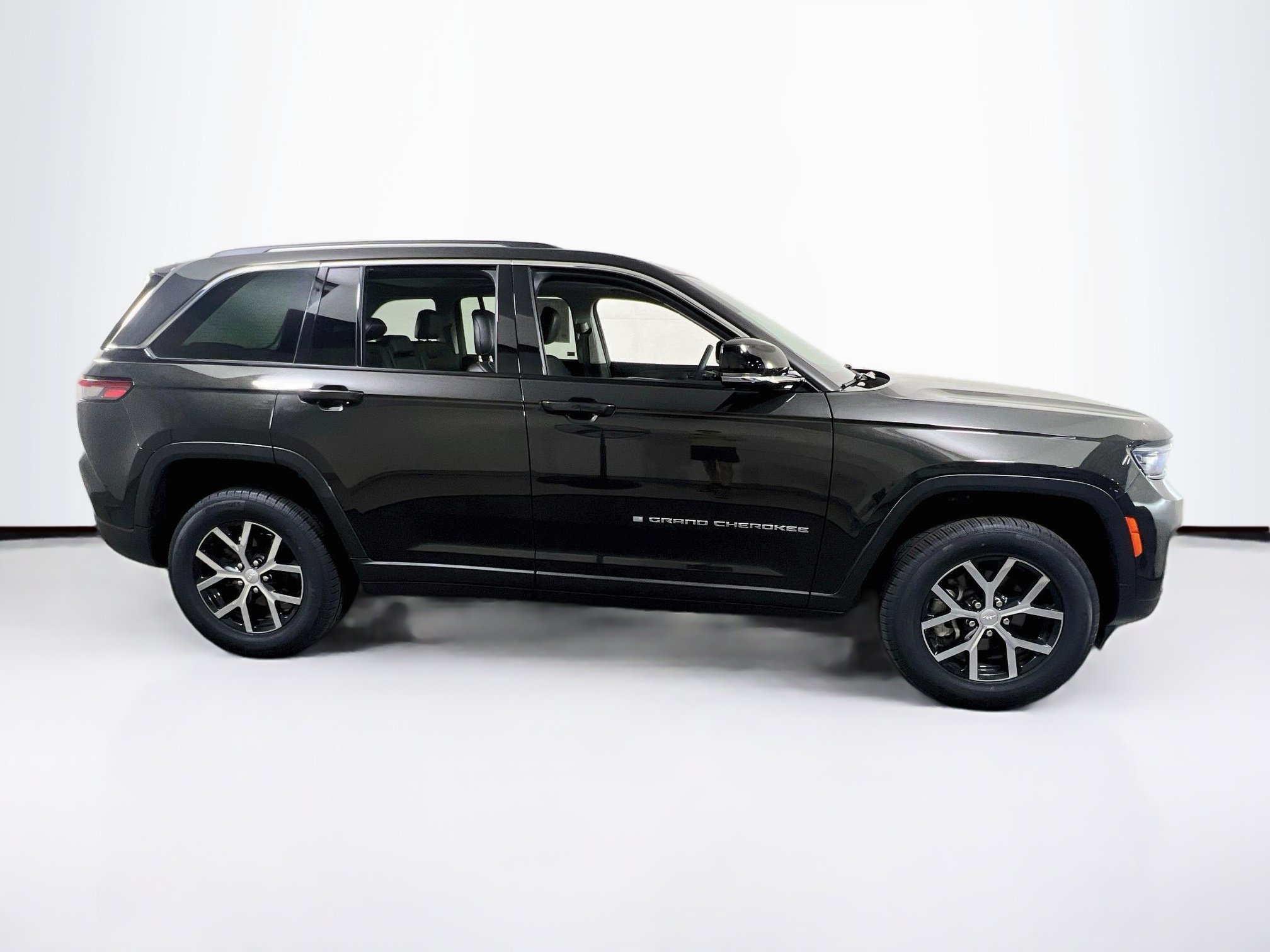 Used 2023 Jeep Grand Cherokee Limited AWD/4WD image 4