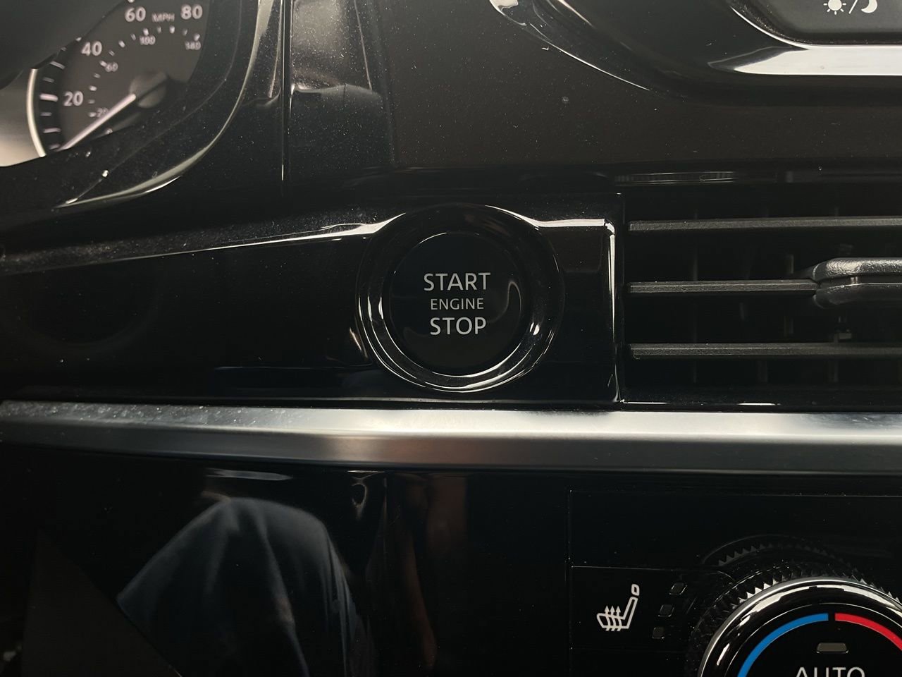 Used 2025 Nissan Pathfinder SV FWD image 29