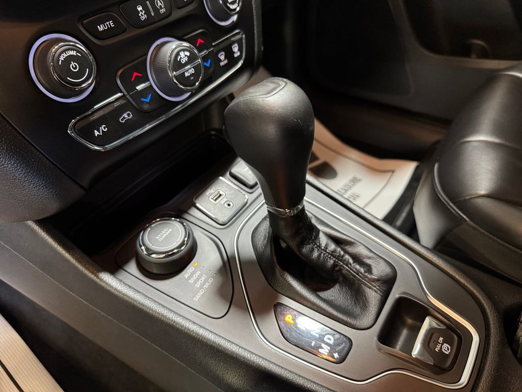 Used 2019 Jeep Cherokee Latitude Plus w/ Comfort/Convenience Group AWD/4WD image 21