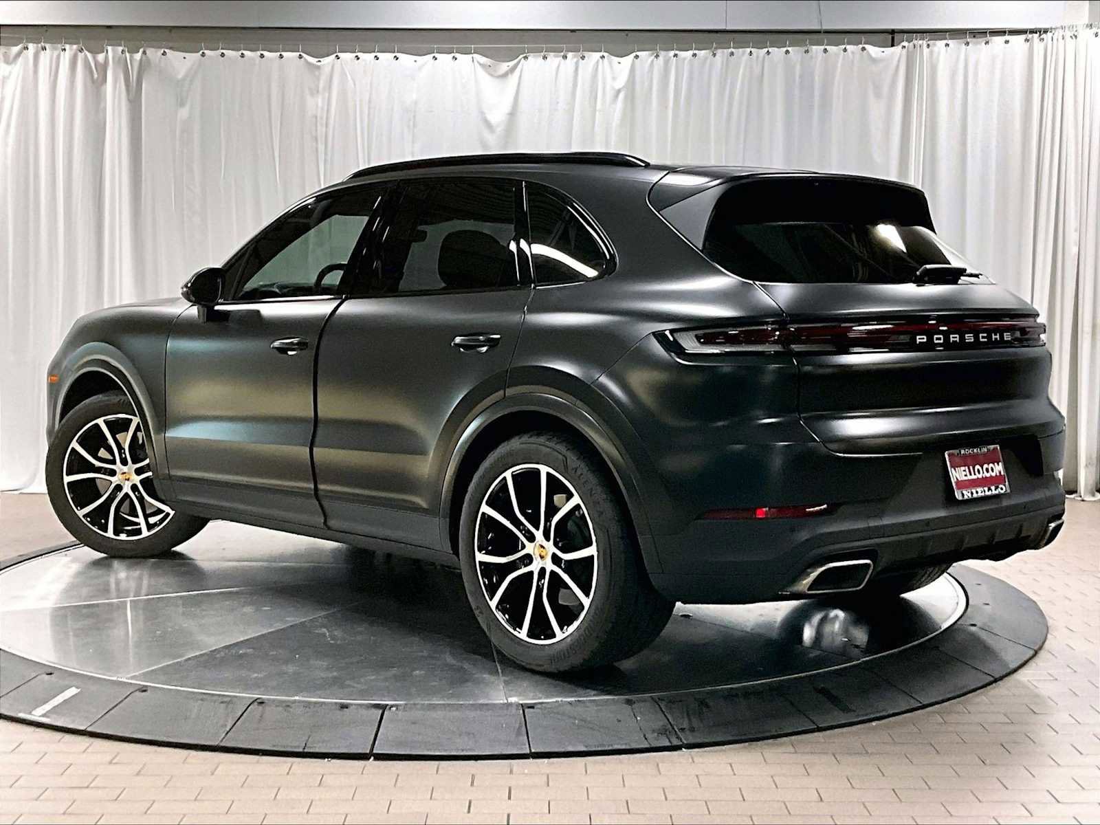 Used 2024 Porsche Cayenne image 3