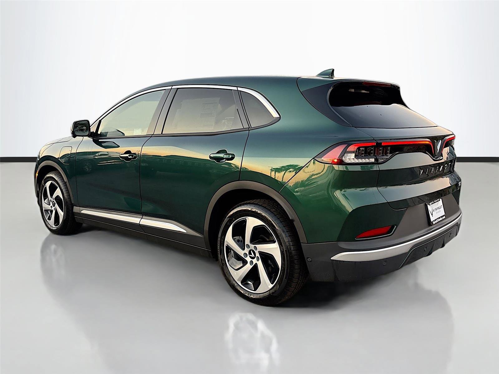 New 2025 VinFast VF 8 Eco image 5