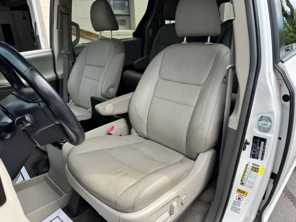 Used 2015 Toyota Sienna XLE FWD image 13