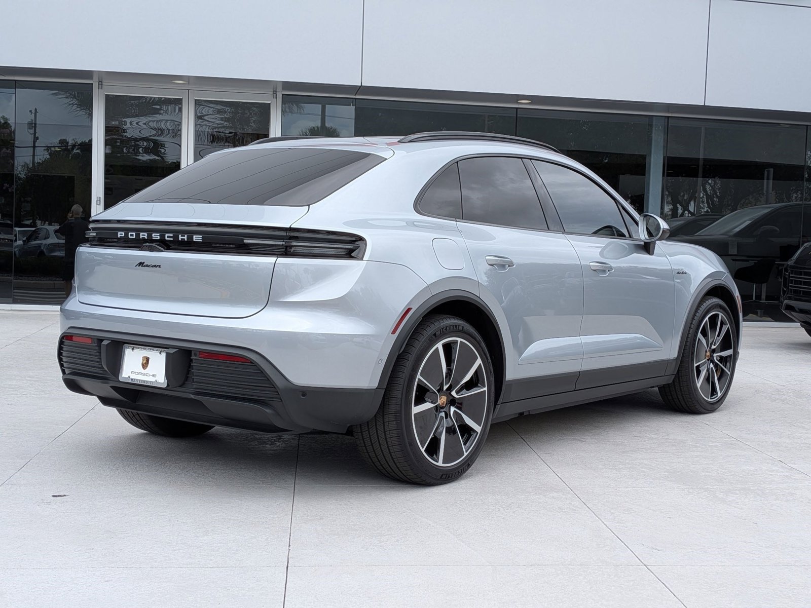 Certified 2025 Porsche Macan Electric RWD image 9
