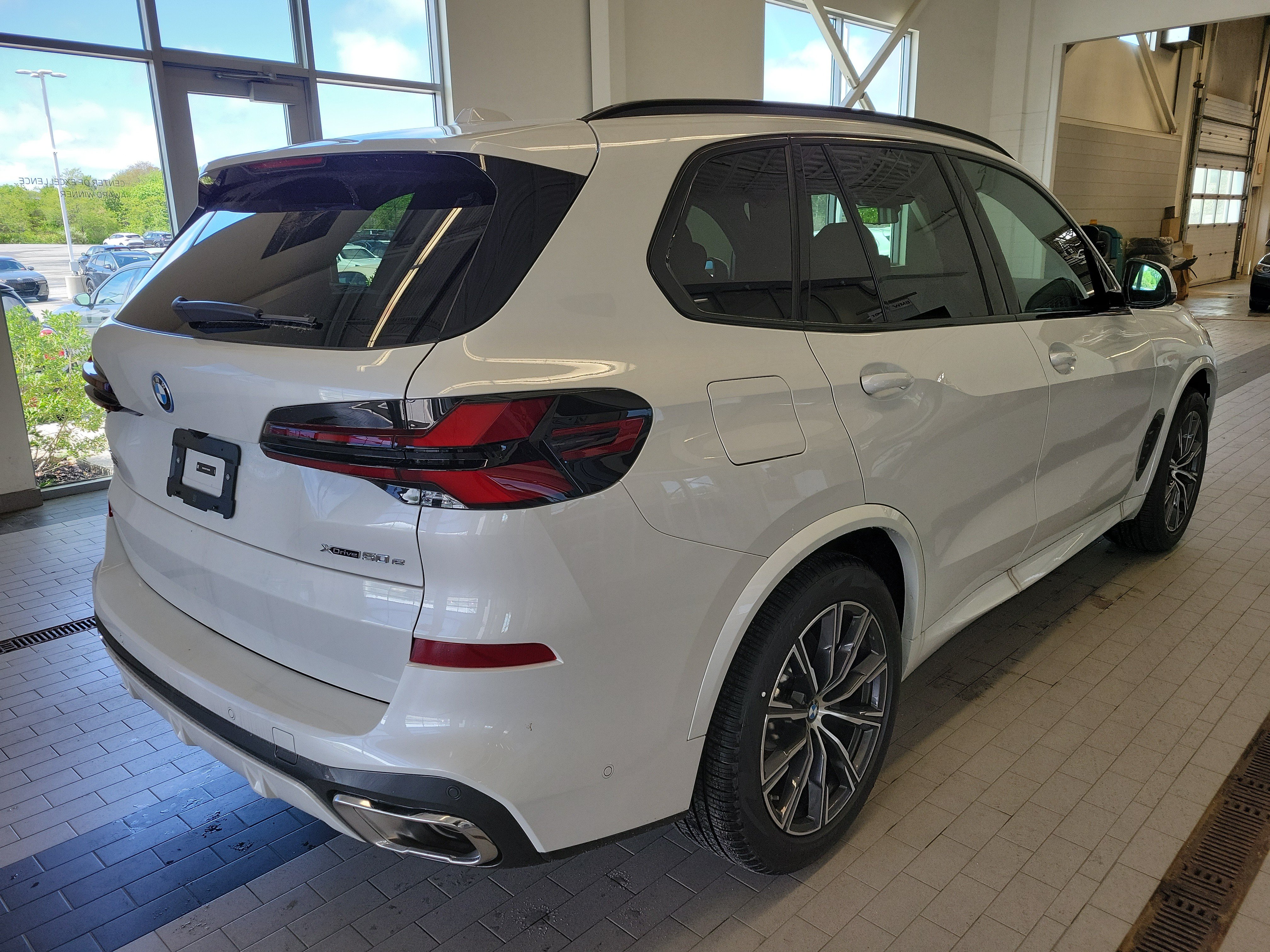 Used 2026 BMW X5 xDrive50e w/ M Sport Package AWD/4WD image 5