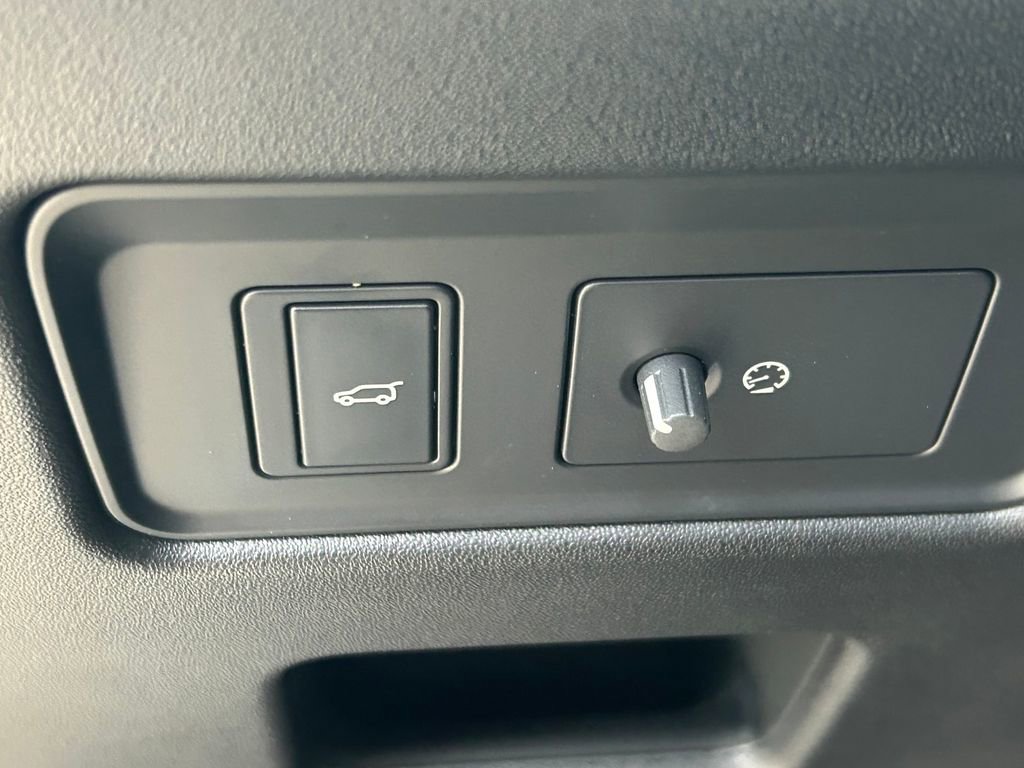 Used 2024 Land Rover Discovery Dynamic SE image 31