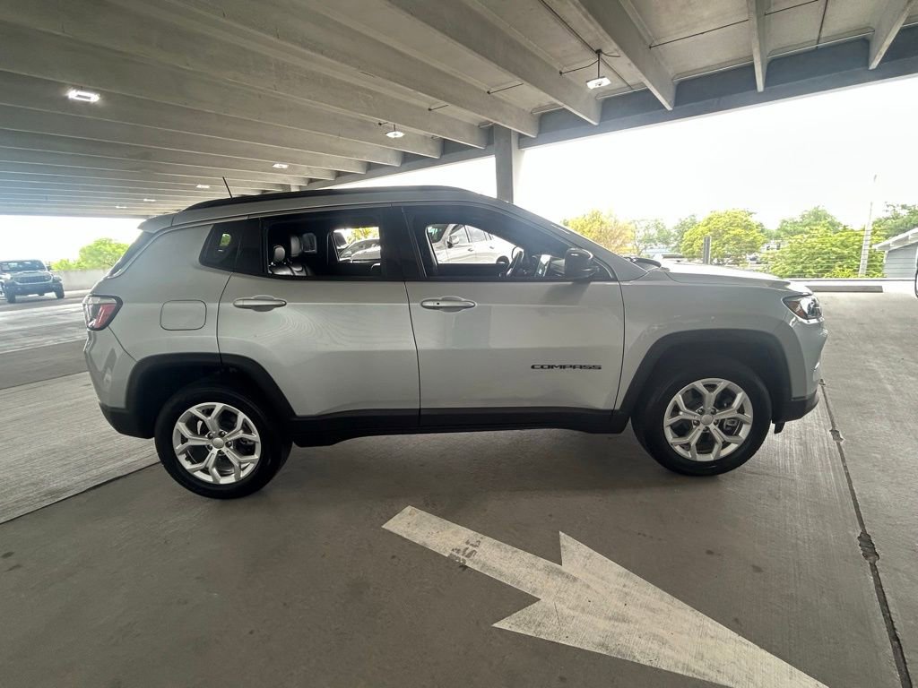 Used 2024 Jeep Compass Latitude AWD/4WD image 5