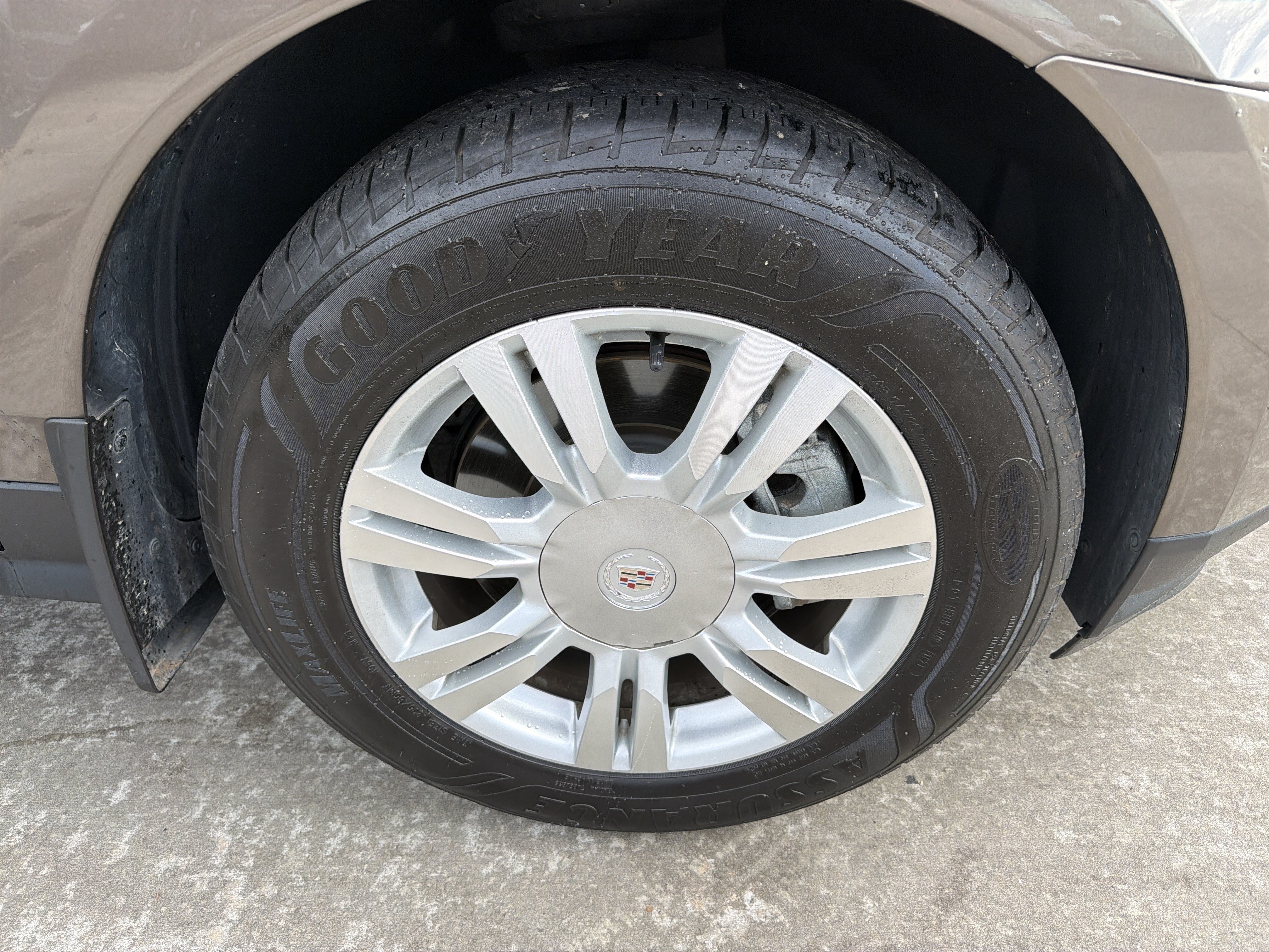 Used 2016 Cadillac SRX Luxury w/ Driver Awareness Package FWD image 9