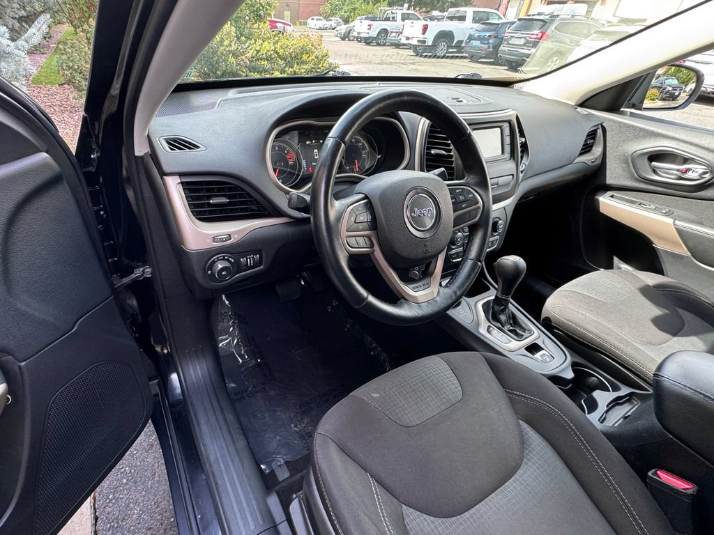 Used 2017 Jeep Cherokee Latitude w/ Cold Weather Group AWD/4WD image 21
